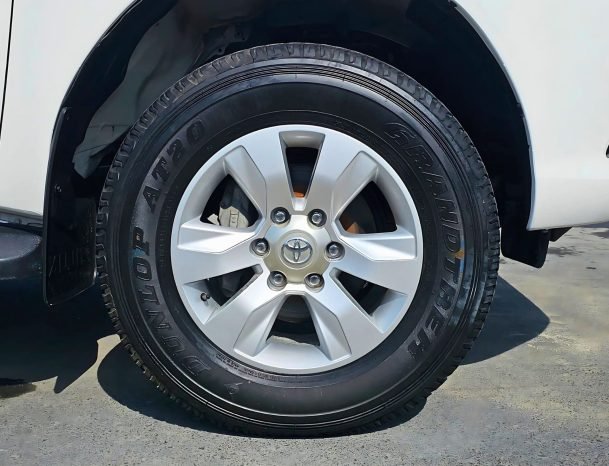 TOYOTA HILUX Image 9