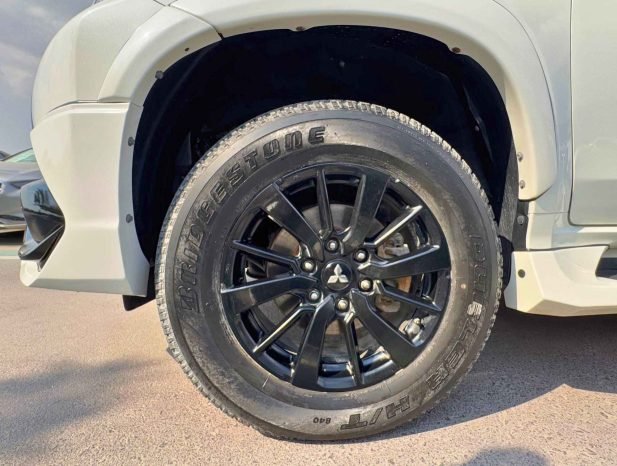 MITSUBISHI MONTERO Image 15