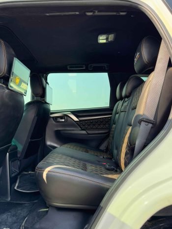 MITSUBISHI MONTERO Image 12