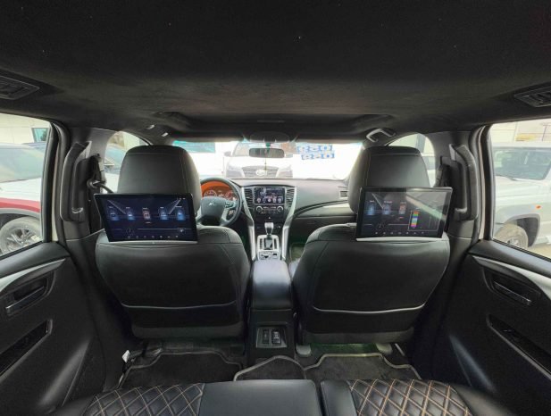 MITSUBISHI MONTERO Image 5