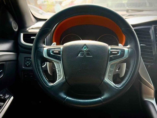 MITSUBISHI MONTERO Image 8
