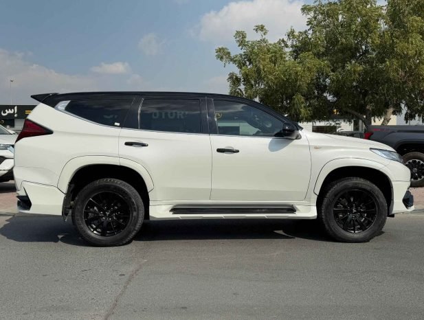 MITSUBISHI MONTERO Image 18