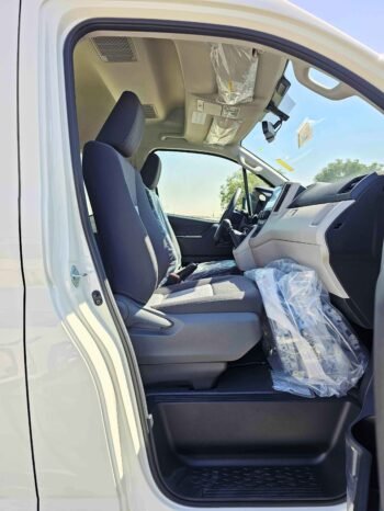 TOYOTA HIACE Image 8