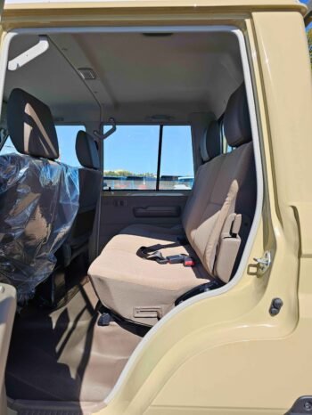 TOYOTA LAND CRUISER PICKUP Image 4