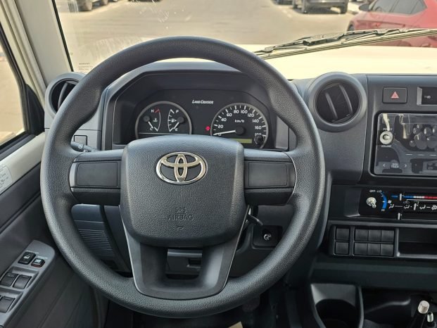 TOYOTA LAND CRUISER PICKUP Image 4