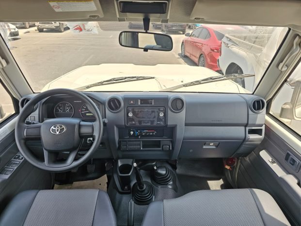 TOYOTA LAND CRUISER PICKUP Image 5