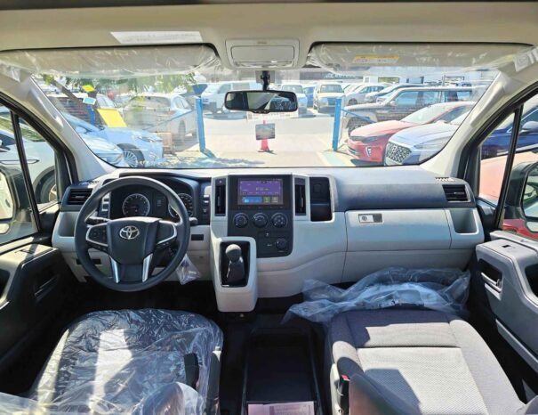 TOYOTA HIACE Image 2