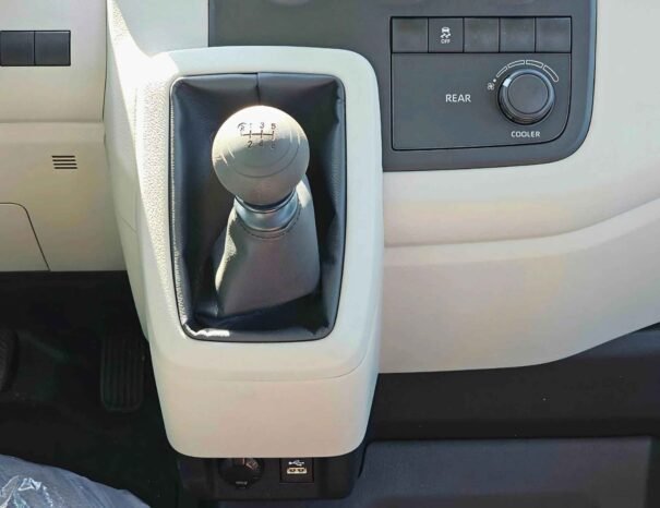 TOYOTA HIACE Image 4