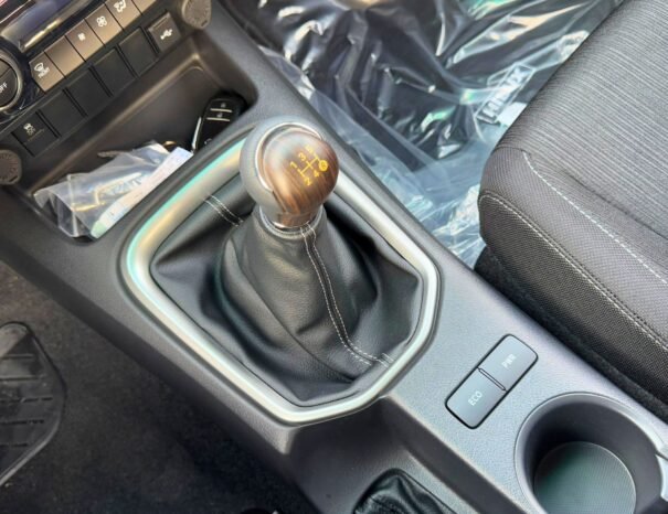 TOYOTA HILUX SR5 2025 PETROL V4 2.7L M/T