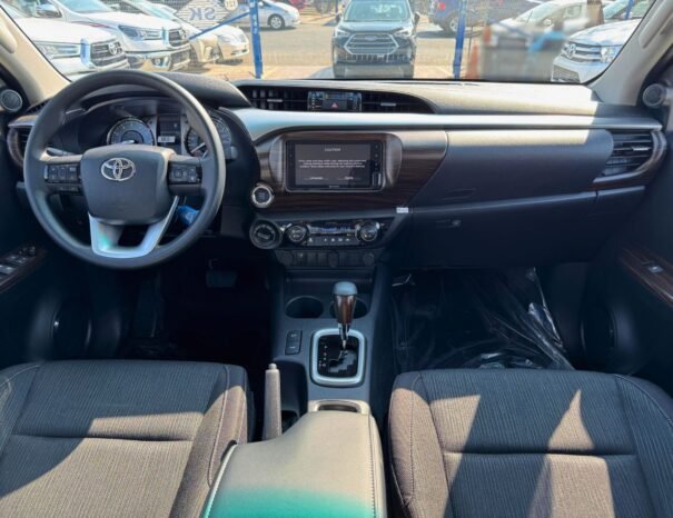 TOYOTA HILUX SR5 2025 PETROL V4 2.7L AT