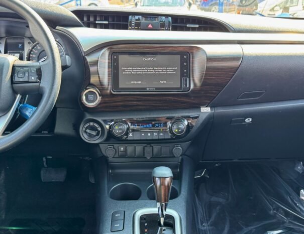 TOYOTA HILUX SR5 2025 PETROL V4 2.7L AT