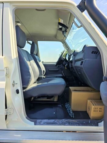 TOYOTA LAND CRUISER PICKUP Image 6