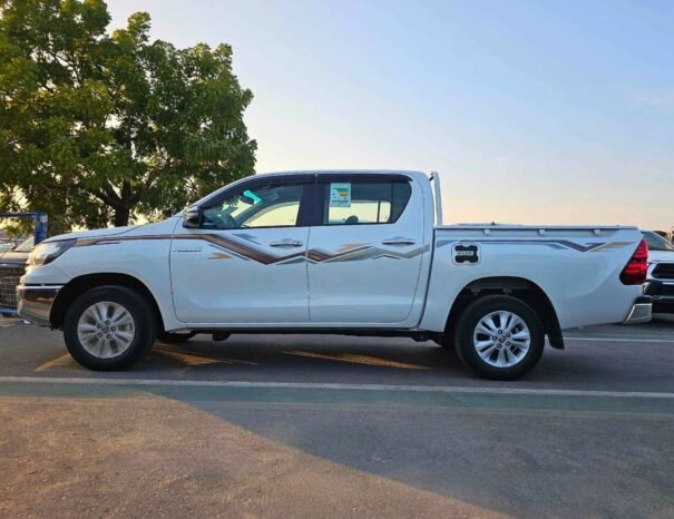 TOYOTA HILUX SR5 NARROW BODY DOUBLE CABIN 2024 V4 2.7L M/T