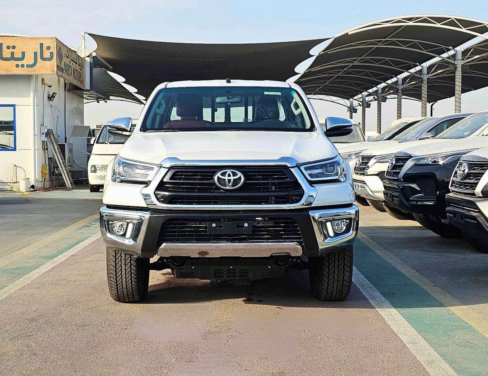 تويوتا هايلكس SR5 كاملة المواصفات 2025 بنزين V4 سعة 2.7 لتر ناقل حركة يدوي