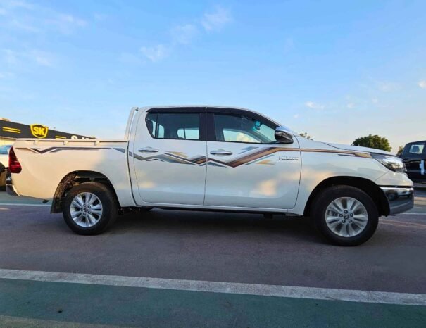 TOYOTA HILUX SR5 NARROW BODY DOUBLE CABIN 2024 V4 2.7L M/T