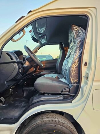 TOYOTA HIACE Image 7