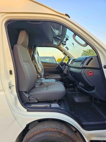 TOYOTA HIACE Image 6
