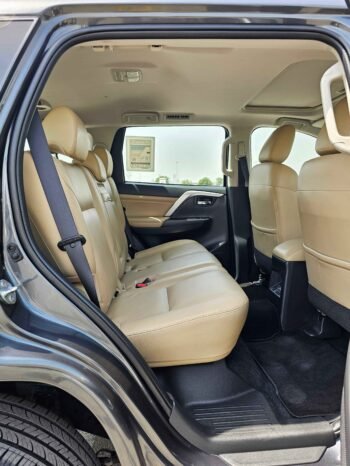 MITSUBISHI MONTERO Image 9