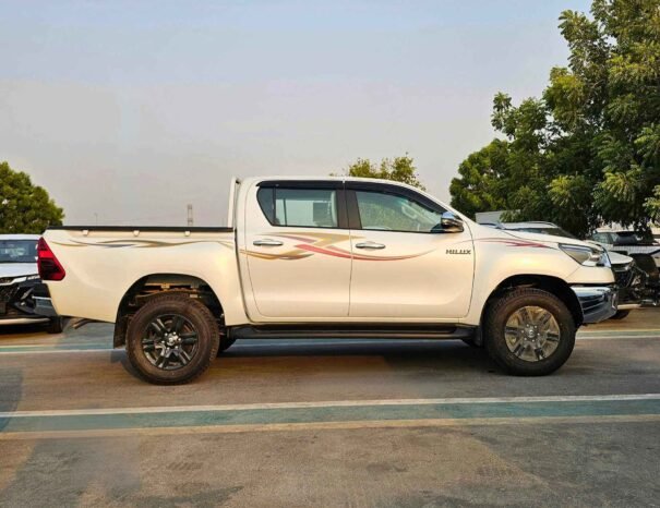 TOYOTA HILUX SR5 WIDE BODY 2025 PETROL 2.7L V4 4WD M/T