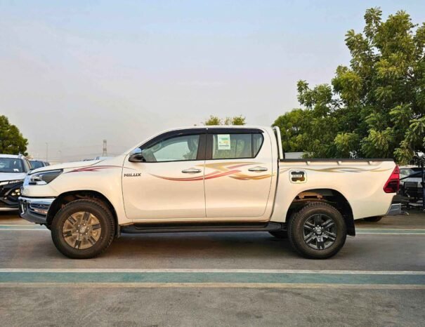 TOYOTA HILUX SR5 WIDE BODY 2025 PETROL 2.7L V4 4WD M/T