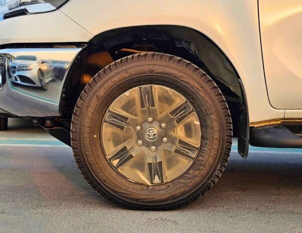 TOYOTA HILUX SR5 WIDE BODY 2025 PETROL 2.7L V4 4WD M/T