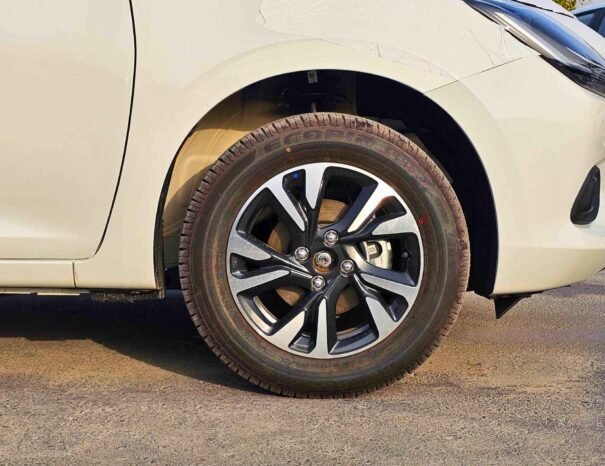 SUZUKI SWIFT GLX DUAL TONE 2026 PETROL V4 1.2L A/T