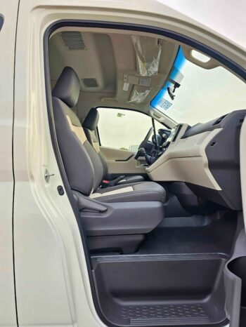 TOYOTA HIACE Image 10