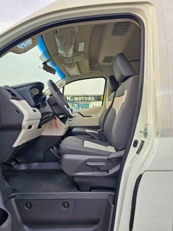 TOYOTA HIACE Image 11