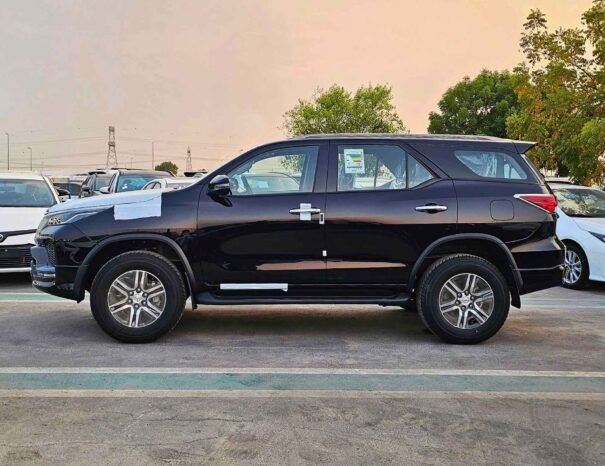 TOYOTA FORTUNER SR5 2025 БЕНЗИНОВЫЙ V4 2.7L A/T