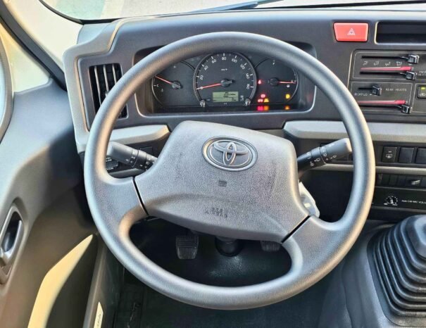 TOYOTA COASTER 23-СТР. ДВУХЦВЕТНЫЙ 2025 БЕНЗИН 2.7 Л V4 МКПП