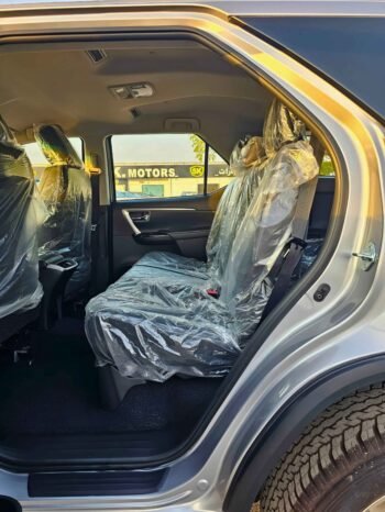TOYOTA FORTUNER Image 5