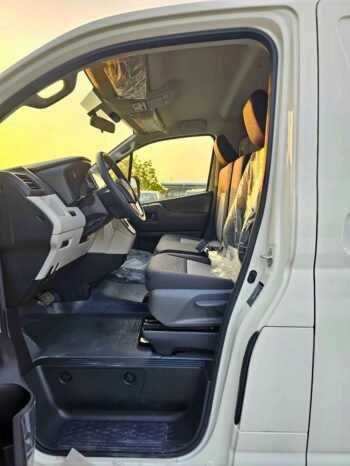 TOYOTA HIACE Image 8