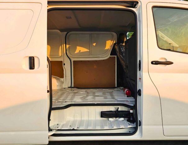 TOYOTA HIACE CARGO TOIT MOYEN 2026 ESSENCE 3,5 L V6 A/T