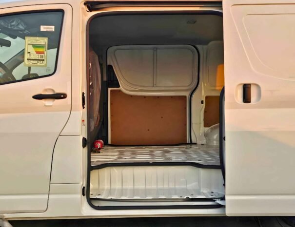 TOYOTA HIACE CARGO TOIT MOYEN 2026 ESSENCE 3,5 L V6 A/T