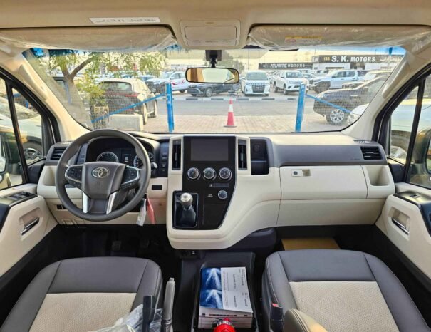 TOYOTA HIACE Image 6