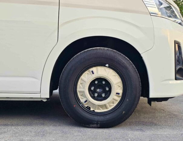 TOYOTA HIACE Image 9