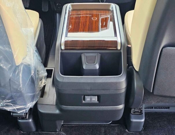 TOYOTA GRANVIA Image 4