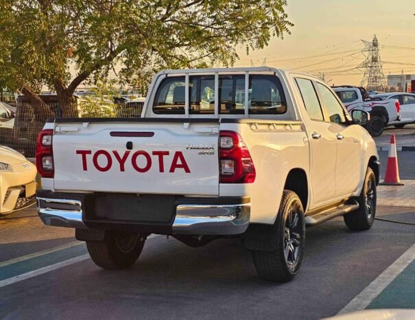 TOYOTA HILUX Image 10