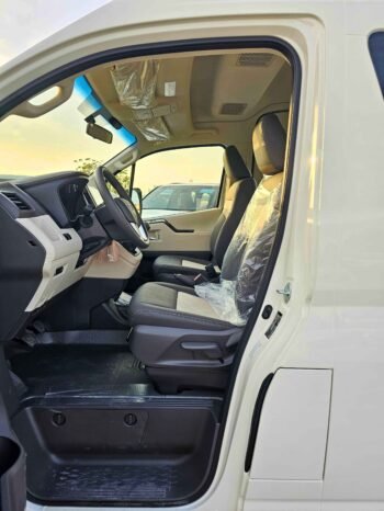 TOYOTA HIACE Image 8