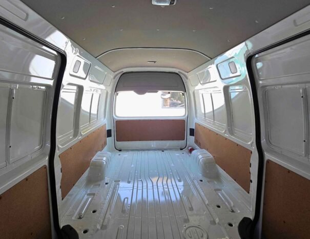 TOYOTA HIACE Image 2