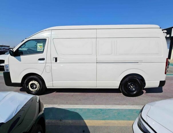 TOYOTA HIACE Image 3
