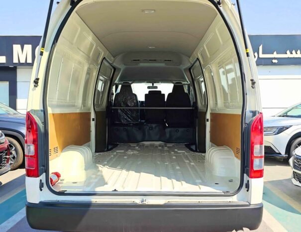 TOYOTA HIACE Image 6