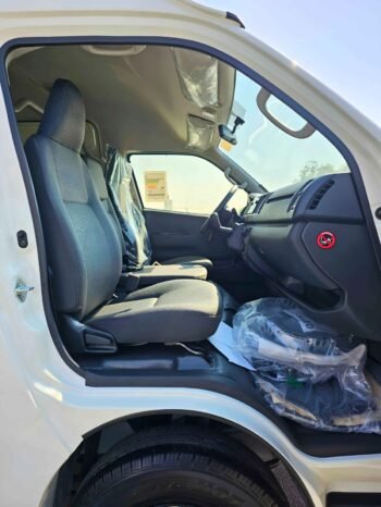 TOYOTA HIACE Image 9