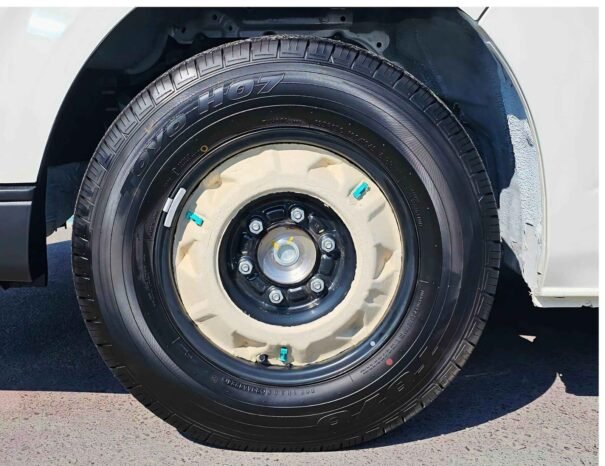 TOYOTA HIACE Image 7
