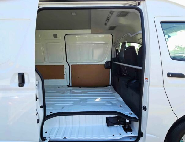 TOYOTA HIACE Image 14