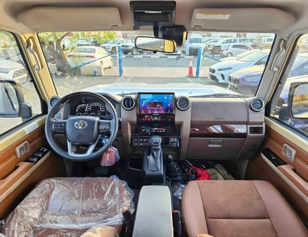 TOYOTA LAND CRUISER PICKUP Image 4