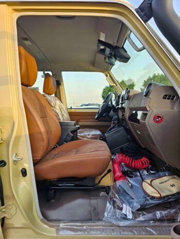 TOYOTA LAND CRUISER PICKUP Image 11