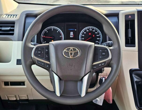 TOYOTA HIACE Image 5