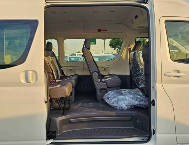 TOYOTA HIACE Image 4
