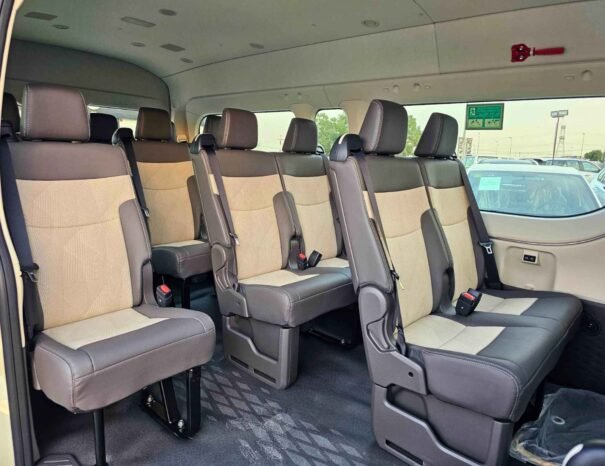 TOYOTA HIACE Image 3